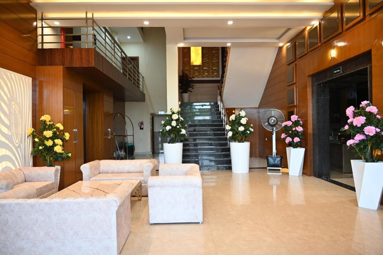 Hotel Vasdaa Grand Dehradun Dış mekan fotoğraf