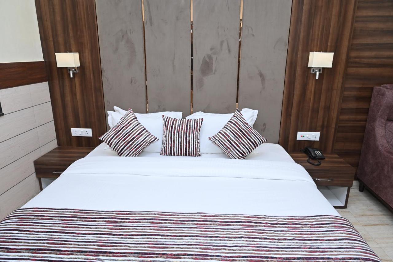 Hotel Vasdaa Grand Dehradun Dış mekan fotoğraf