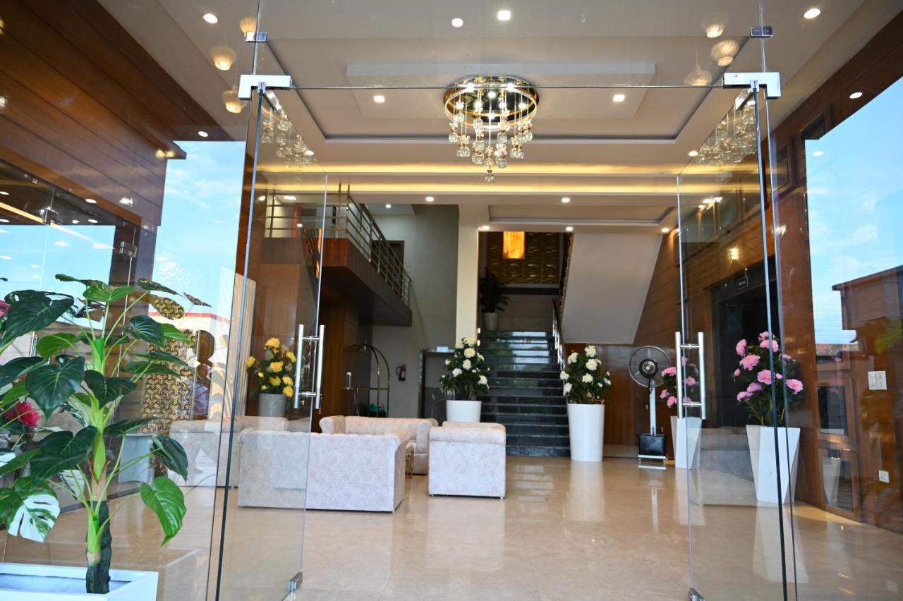 Hotel Vasdaa Grand Dehradun Dış mekan fotoğraf